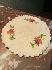 Petit Napperon Ovale en Coton Brodé