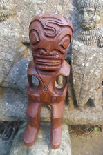 TIKI  Polynésie Iles Marquises bois sculpté signé RXX 22cm de haut bois de rose