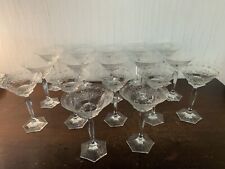 17 coupes à champagne en verre gravé décor guirlande (prix à la pièce)
