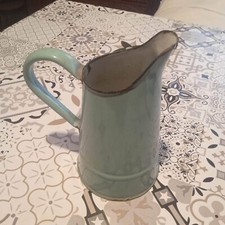 Broc Ancien En Tôle Émaillé