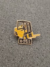 Pin's Pins Pin Enamel 34 Société Engins MANUTENTION CHARIOT ÉLÉVATEUR "BOSS" 