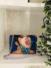 Sac peint à la main et signé par l’artiste KTy3338. "Cardi B” 19x15 cm