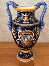 Gien Vase en faience modèle Renaissance fond bleu chérubin ange