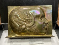 Plaque bronze sur socle - en,