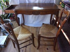 Table  Louis XV en noyer avec 2 chaises paillées en merisier