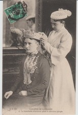 CPA NORMANDIE : LA TOILETTE DE LA MARIEE-LA DEMOISELLE D'HONNEUR PLACE LA DERNIE