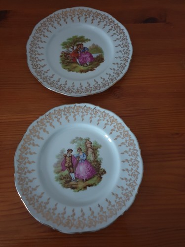 Deux assiettes décorées - , de