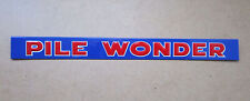 Ancienne très belle plaque en tôle emboutie Pile Wonder style plaque émaillée.