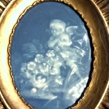 Putti Blanc sur Fond Bleu dans un Cadre Soleil Doré Porcelaine de Limoges Signée