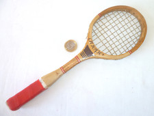 CURIEUSE RAQUETTE DE TENNIS