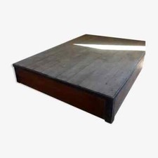 Estrade en vrai bois massif marron foncé, d'environ 2 m sur 1 m 