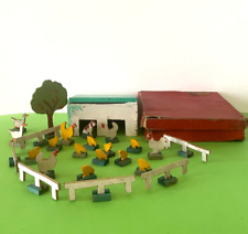 JOUET ANCIEN - FERME POULAILLER BOIS PEINT  POULES POUSSINS OIES CHIEN EN BOITE