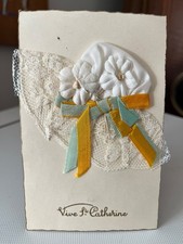 CPA BONNET SAINTE CATHERINE BLANC AVEC FLEURS DENTELLE RUBANS ORANGE/VERT