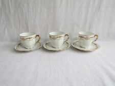 3 tasses sur soucoupes en