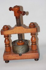 PRESSOIR DE CUISINE ANCIEN, Métal et bois