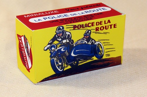 Minialuxe mot police - de, la