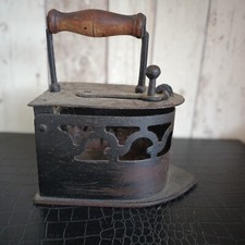 ancien fer a repasser a braise 18  cm de long   .