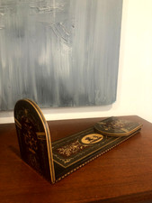 ANCIEN SERRE-LIVRES PLIABLE EN MARQUÈTERIE A DÉCOR D'ANGELOTS, DRAGONS AILÉS