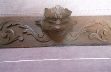 Ancien Fronton en Bois Sculpté avec Volutes et  DIABLOTIN en relief 72 cm L