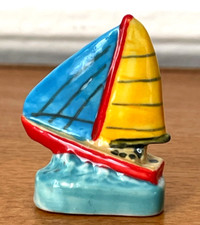Fève Catamaran Bateau à Voile Bleu Jaune⭐Galette des rois French Charm