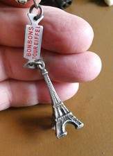 Ancien rare porte cle métal Bonbons Tour Eiffel 3D Paris Années 60.
