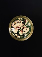 Broche ancienne à décor floral bois laqué