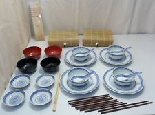 SERVICE DE TABLE ASIATIQUE- ASSIETTES- CUILLÈRE- BOLS- BAGUETTES- COFFRETS