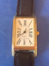 montre homme  à quartz  de forme rectangulaire  , marque ETUDES plaquée or