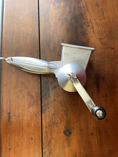 ancienne râpe à fromage