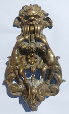 Imposant heurtoir en bronze avec un tête de Bacchus et deux chérubins