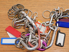 LOT vintage divers ANNEAUX de PORTE CLES mousqueton pour PORTE serrure ETIQUETTE