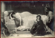 érotisme . Odalisque  . photo ancienne vers 1900 .
