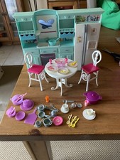 Cuisine BARBIE 2002 avec table et chaises et nomvreux accessoires