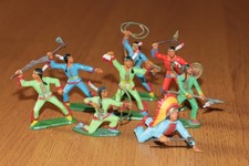 Belles figurines indiens marquage en creux. Starlux ancien.