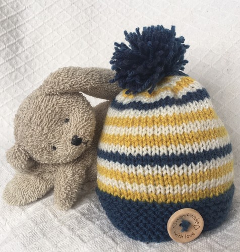 Chapeau bobble bébé tricoté