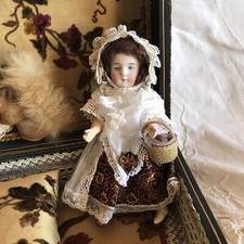 Poupée Ancienne Dans Son