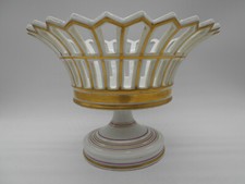 SUBLIME COUPE SUR PIED AJOURÉE EN PORCELAINE BLANCHE ET OR DE PARIS XIX ème .