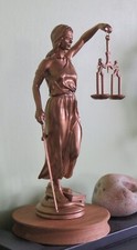 statuette themis la justice en