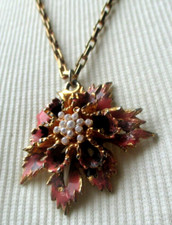 Ancien pendentif chaine couleur or fleur émail rose perles bijou vintage 466