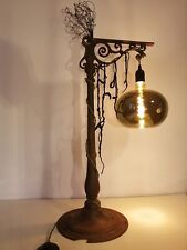 Lampe d'ambiance avec ampoule design et pied fonte rouillé, création unique. 