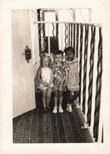 ANCIENNE PHOTO1953 A BORD DU PAQUEBOT L'ANTILLES TRIO D'ENFANTS PRENNENT LA POSE