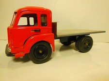 Camion RENAULT JM 240 PLATEAU echelle 1:10 version unique et refaite en tole