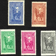 Madagascar 1931-36 n°183, 190, 215, 216, 221 Statue du Général Galliéni (*)