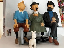 FIGURINES
