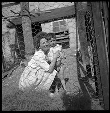 J femme avec enfant volière