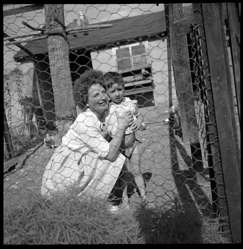Femme avec enfant volière - j,