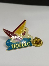 (Q1) Pin's pin pins lapel Volvic planche a voiles boisson