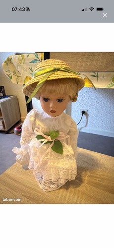 Poupée fille robe dentelle