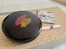 Boîte avec couvercle en laque noir et rouge décor design.Japon.lacquer box