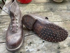 PAIRE DE BRODEQUINS CUIR CLOUTES Militaire ?